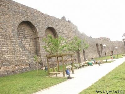 12-diyarbakir_kalesinin_iki_kalbi-fot.nejat_satici.jpg