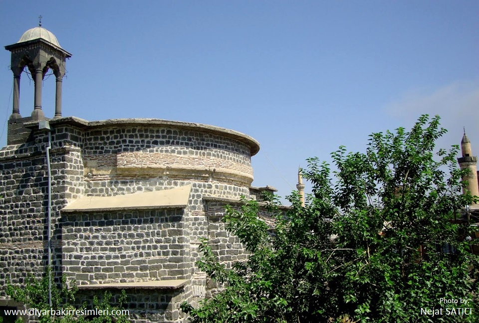 diayarbakir_meryemana_kilisesi_alipasa_ve_melikahmet_cami_minaresi_diyarbakir_fot.nejat_satici_.jpg