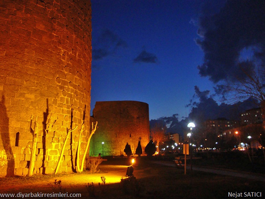 diyarbakir_surlari_-_gece-fot.nejat_satici.jpg